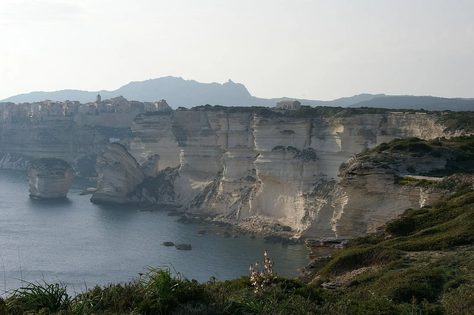 Le falesie calcaree di Bonifacio con la città vecchia sulla sommità