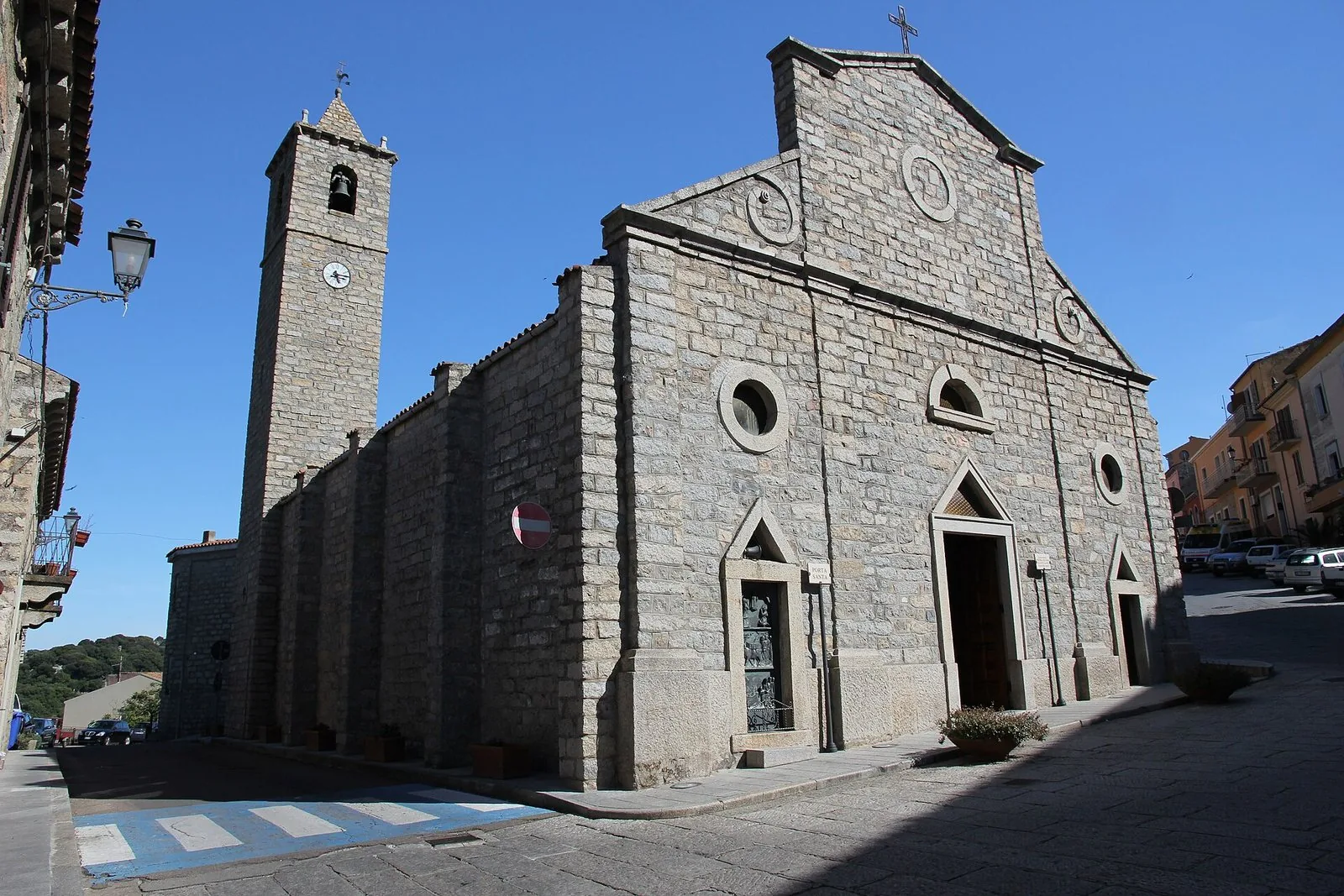 La facciata in granito e il campanile della basilica di Nostra Signora di Luogosanto