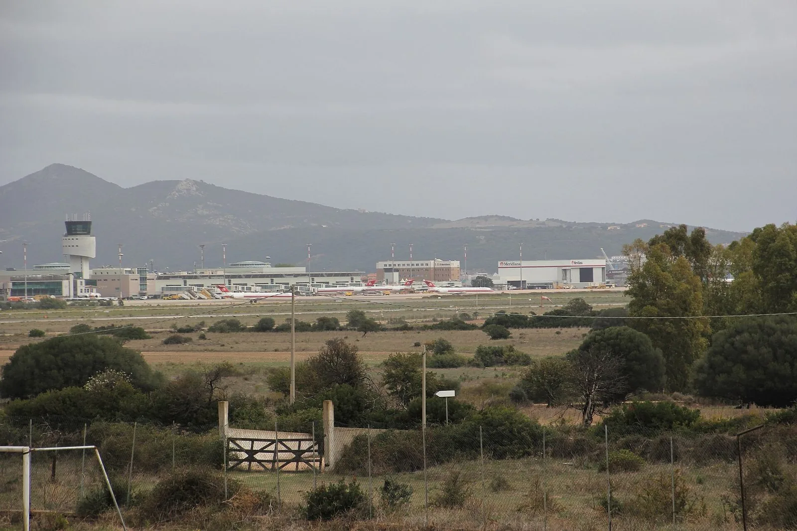 L'aeroporto di Olbia Costa Smeralda con le colline galluresi sullo sfondo