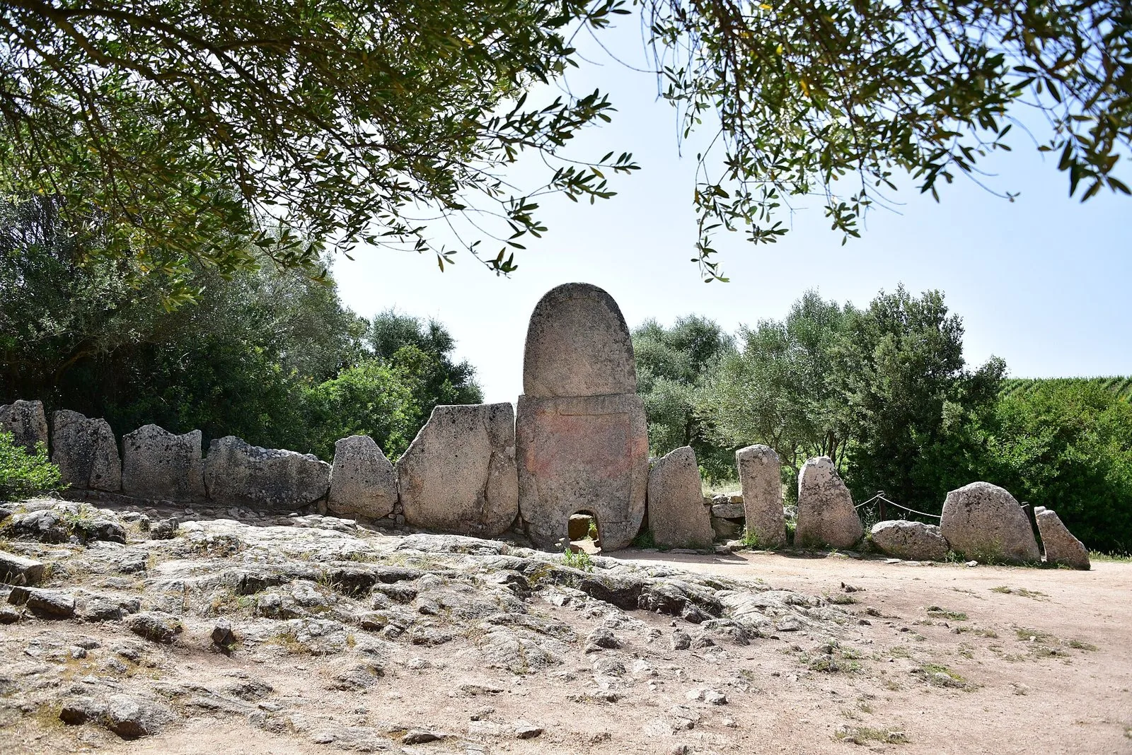 La tomba dei giganti di Coddu Ecchju ad Arzachena, con la grande stele centrale