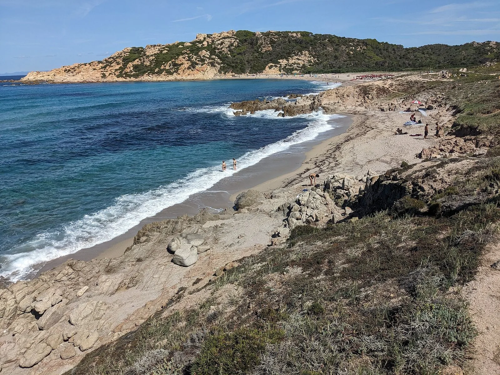 Onde sulla spiaggia di Monti Russu, sulla costa di Aglientu