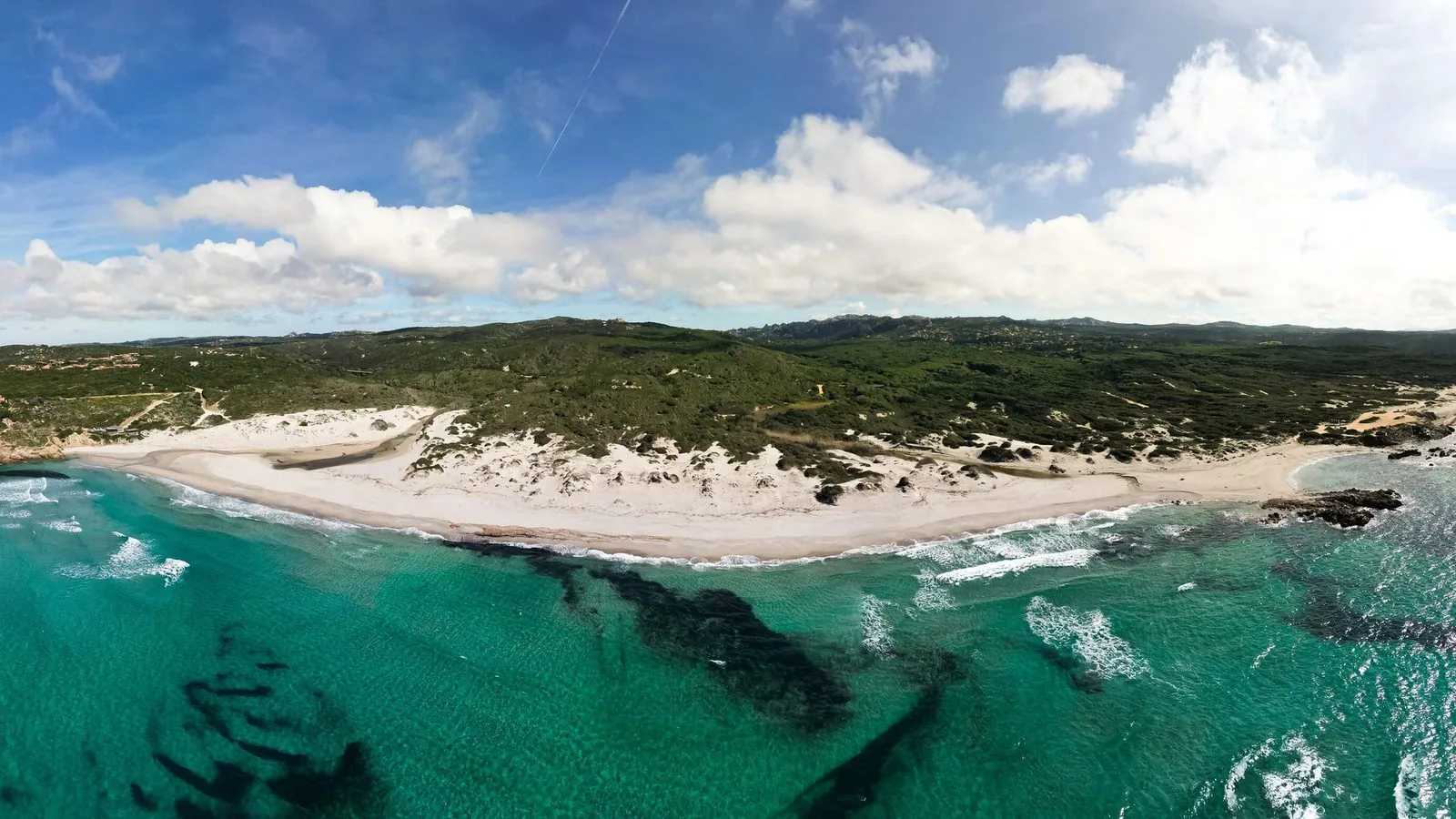 La costa del nord Sardegna vista dall'alto, tra dune, macchia e mare turchese